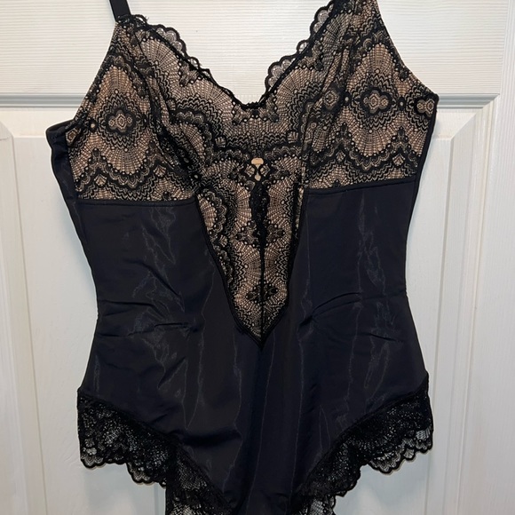 Pinsy - Sculpting Lace Shapewear Bodysuit - Picture 8 of 9